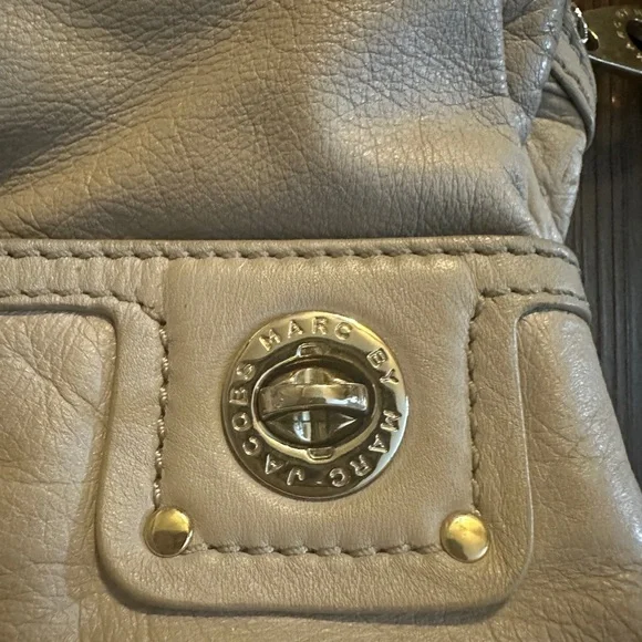 Pale gray grained leather Marc Jacobs Totally Turnlock Terre Tote shoulder bag - Picture 10 of 15